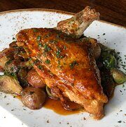 CHICKEN SUPREME au MUSHROOM JUS