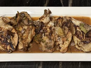 CHICKEN SUPREME au MUSHROOM JUS